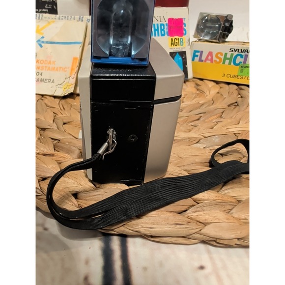 Vintage Kodak Instamatic Camera 104 With Bag And Accessories Not Tested - Picture 7 of 16